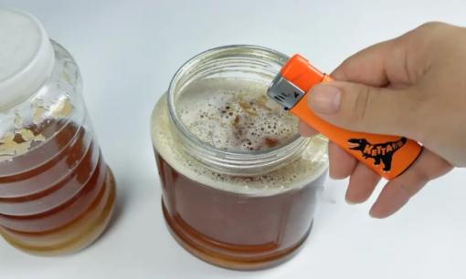 Khi mua mật ong, đừng quên mang theo một chiếc bật lửa, mật ong giả sẽ lập tức 'hiện nguyên hình', mẹo này thực sự quá hữu ích!