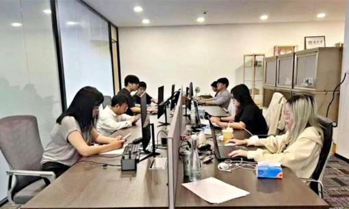 Trào lưu 'giả vờ đi làm' chỉ với hơn 100.000 đồng mỗi ngày đang gây sốt xứ tỷ dân