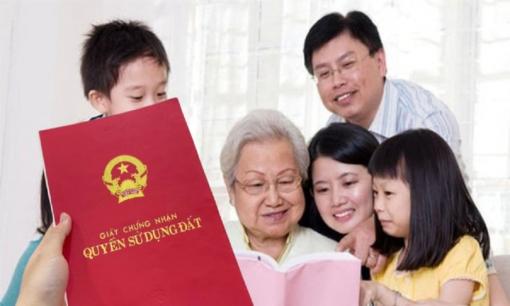 Sổ đỏ hộ gia đình, con dâu từng góp tiền sửa nhà có được chia thừa kế không?