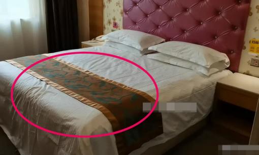 Tấm vải ở cuối giường khách sạn không chỉ để trang trí, 99% mọi người đều sử dụng nó sai cách! 