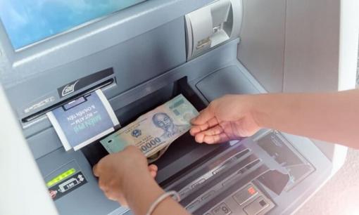 Đây là hạn mức rút tiền ATM mới: Người dân được rút tối đa mỗi ngày bao nhiêu tiền?