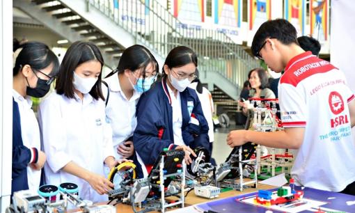 Một nhóm ngành 'giữ lửa' độ hot trong kỳ thi đại học năm 2025: Kỷ lục thí sinh, lương nhận về phải tính bằng đô!