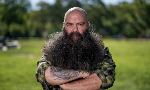 Người đàn ông có bộ râu đẹp nhất thế giới, nhiều lần nghẹn vì nuốt nhầm râu