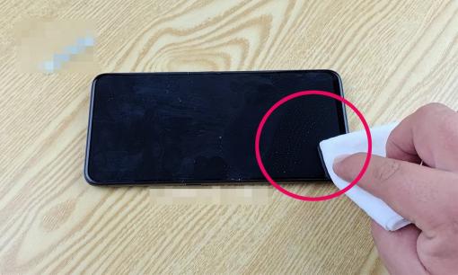 Màn hình điện thoại bị bẩn, đừng lau bằng giấy. Sau đây là cách vệ sinh điện thoại đúng cách