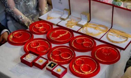 Mẹ chồng tương lai báo công an đòi lại hơn 210 triệu tiền cưới, cô gái liền làm một việc khiến nhà trai và chú rể 'chết sững'