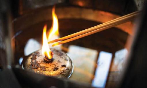 Người xưa dặn không nên thắp hương buổi tối, đặc biệt là trong tháng 7 âm lịch, lý do vì sao?