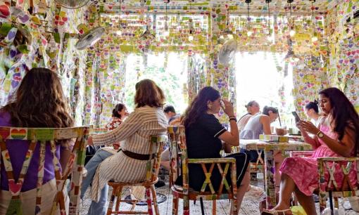 Quán cà phê đông khách Tây nhất Hà Nội, tìm mỏi mắt không thấy bóng khách Việt: Bên trong có gì mà thu hút đến vậy?