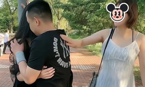 Thấy chồng ôm ấp người phụ nữ khác, tôi lại mong: 'Anh cứ yêu cô ấy đi'