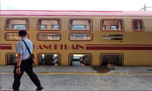 Đoàn tàu 2 tầng đầu tiên tại Hà Nội chính thức ra mắt: Mỗi ngày chỉ chạy 3 chuyến, có cả ca hát phục vụ hành khách