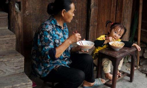 Phát hiện hiện tượng kỳ lạ: 'Cái ác lớn nhất của một đứa con là tiêu tiền cha mẹ, ăn những thứ họ chưa từng được ăn, rồi quay lại chê dáng vẻ cha mẹ kiếm tiền trông thật khó coi'