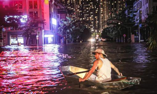 Hàng trăm hộ dân ở 'làng' biệt thự triệu đô Hà Nội loay hoay 'chạy' ngập, than 'khổ trăm bề' khi mất điện nước 24 giờ