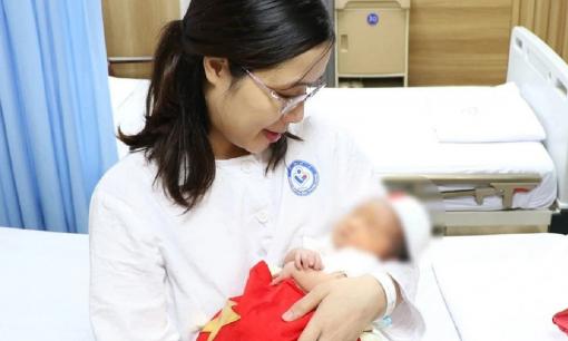 Bé gái nặng 3,3kg chào đời khỏe mạnh từ phôi thai trữ đông hơn 1 thập kỷ
