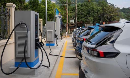 Thay đổi quan trọng tài xế xe điện VinFast cần chú ý: Sau khi sạc đầy chỉ được đỗ 10 phút miễn phí, phút 11 trở đi phải trả tiền