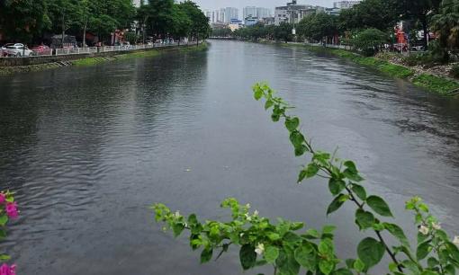 Người dân ngỡ ngàng khi sông Tô Lịch đẹp như thơ, nước trong xanh sau mưa lớn