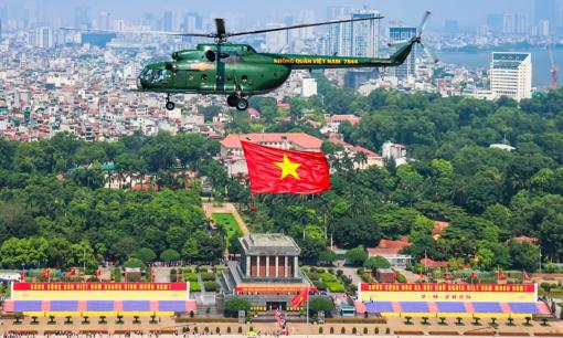 Xem trực thăng kéo cờ bay trên bầu trời Hà Nội chọn vị trí nào đẹp nhất?