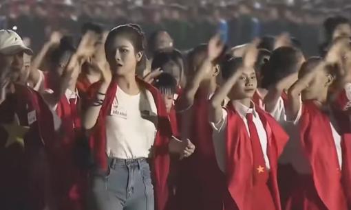 Ca sĩ Dương Hoàng Yến ngơ ngác đi lạc vào khối Thiếu Nhi khi diễu hành A80