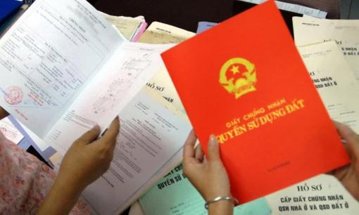 Theo Quy định mới nhất, sang tên Sổ đỏ cho con nên thừa kế hay tặng cho để tránh rủi ro, ít tốn kém?