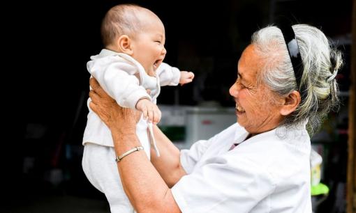 Con cháu vừa sinh ra đã đứng sẵn ở 'vạch đích' nếu ông bà có 3 điểm này 