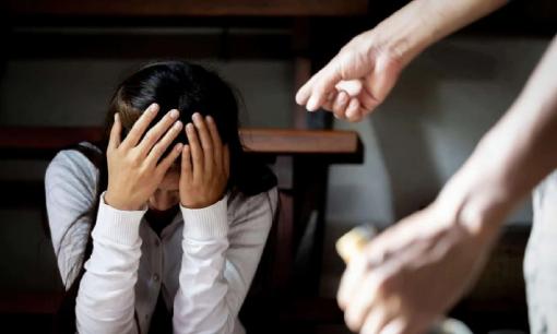 Chính thức: Từ nay, chồng đánh vợ bị cấm tiếp xúc tối đa 4 ngày