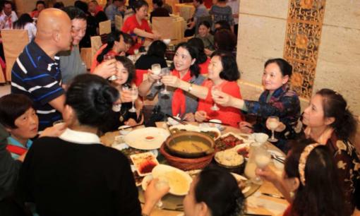 Đi họp lớp chỉ nói 'đủ ăn' dù lương gần 1,4 tỷ đồng/năm, cuối buổi tôi thanh toán hết hóa đơn và quyết định không bao giờ tham gia nữa