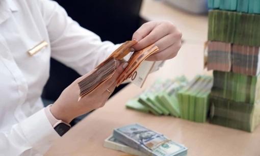 Gửi tiền tiết kiệm ngân hàng nên dùng sổ tiết kiệm hay thẻ tốt hơn? Hóa ra chênh lệch lớn đến vậy, nhân viên ngân hàng tiết lộ sự thật