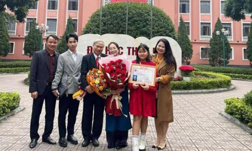 Một gia đình ở Hà Nội có 3 thế hệ học cùng trường đại học lớn: Ông ngoại là hiệu trưởng, con cháu đều công tác tại trường