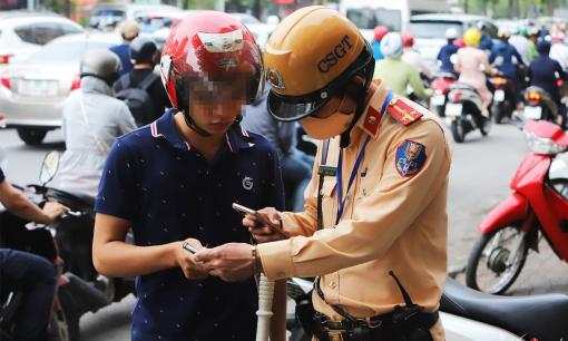 Dù không vi phạm giao thông, người dân phải dừng xe để CSGT kiểm tra trong 4 trường hợp này theo quy định