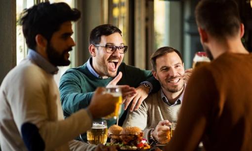 Đồng nghiệp rủ đi nhậu nhưng không muốn tham gia, chỉ có kẻ ngốc mới nói 'Tôi có việc bận', người thông minh sẽ nói thế này!