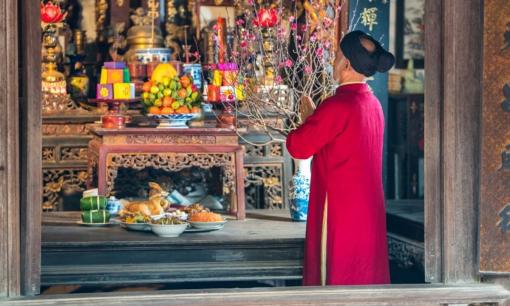 Khấn tổ tiên, thần linh: Đọc thầm trong lòng hay khấn thành tiếng mới là đúng nhất?