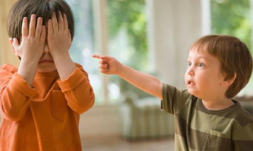 Kiểu bắt nạt vô hình này đang âm thầm hại con ở trường, giáo viên không nói nhưng bố mẹ cần biết để tránh con bị tổn thương 