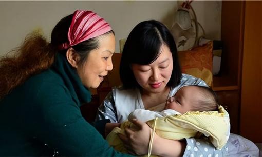 Trong thời gian ở cữ, ai chăm sóc là phù hợp nhất? 4 lựa chọn sau đây sẽ cho thấy sự khác biệt