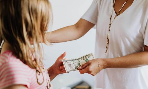 Từ nhỏ 'có tiền tiêu vặt' và 'không có tiền tiêu vặt', chưa đến 20 năm sau, khoảng cách ngày càng rõ