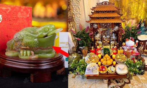 Cóc ngậm tiền đặt ở bàn thờ Thần Tài như thế nào để mang lại may mắn, giàu sang phú quý cho gia chủ?