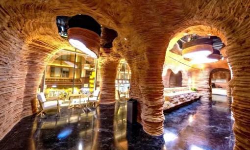 Du khách 'dở khóc dở cười' khi nhầm tưởng địa điểm giống hang động nghệ thuật, thực chất là nhà vệ sinh công cộng