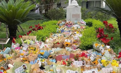 Tại sao sinh viên Bách khoa lại đặt hoa tại tượng đài sau lễ tốt nghiệp?