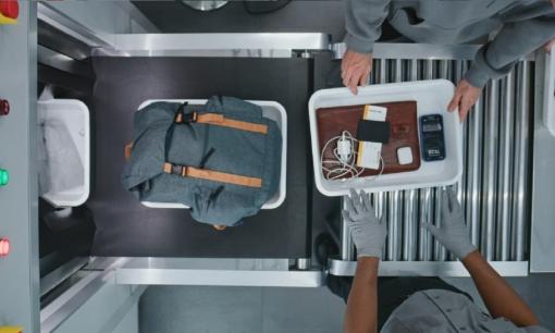 Vì sao không nên để điện thoại trực tiếp lên khay kiểm tra an ninh ở sân bay?  Đâu là nơi bạn nên để? Các chuyên gia cảnh báo 