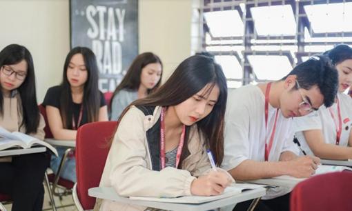 Ngôn ngữ Nhật và Ngôn ngữ Anh: Nên học ngành nào ổn định hơn trong 10 năm tới?