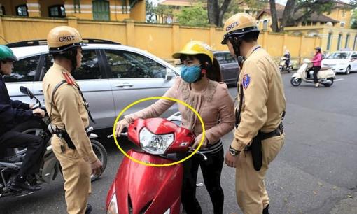 Quy định mới nhất, đi xe máy bắt buộc có cả 2 gương chiếu hậu, thiếu một bên bị CSGT phạt nặng, đúng không?