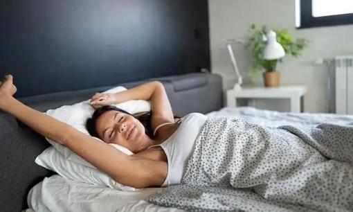 Nằm thẳng xuống thì tiện hơn, vậy tại sao con người lại tiến hóa cần đến gối để ngủ ngon hơn?