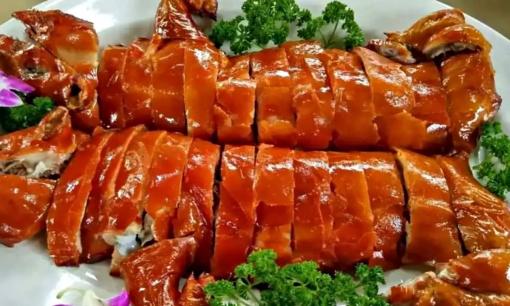 Suýt mất mạng vì ăn thịt lợn kiểu này, bác sĩ hút ra gần 2 lít 'dầu' từ máu bệnh nhân