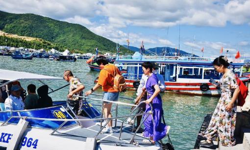 Chính thức từ ngày mai (25/9), du khách phải trả phí tham quan vịnh biển đẹp nhất thế giới của Việt Nam