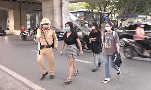 Chú ý: Đi bộ qua đường cũng có thể bị phạt tiền từ 150.000 - 250.000 đồng nếu không làm việc này