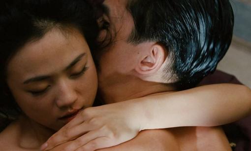 Sự hy sinh của Thang Duy trong Sắc Giới không chỉ dừng lại ở vài cảnh nóng bị nghi thật 100% với Lương Triều Vỹ, ngay cả diễn viên Kim Tinh cũng thấy thương cho cô