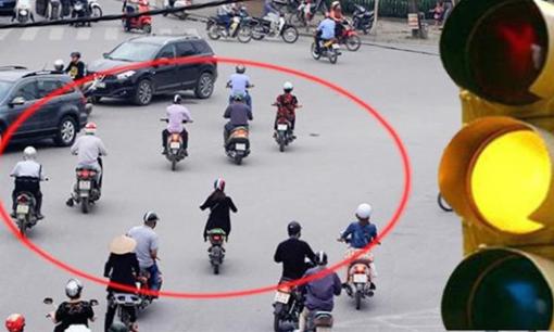 Theo quy định, vượt đèn vàng có bị phạt nguội không? Câu trả lời từ CSGT khiến nhiều người ngỡ ngàng