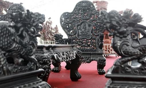 Bộ bàn ghế ở Việt Nam được coi là báu vật: Làm từ loại gỗ quý hiếm bậc nhất thế giới, từng được định giá 100 tỷ đồng