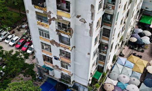 Nghịch lý chung cư Hà Nội: Cũ nát, tường bong tróc, giá vẫn 'leo thang' gần 100 triệu đồng/m²