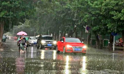 Không nên 'nháy' đèn pha, bật đèn khẩn cấp khi lái ô tô dưới mưa bão: Lý do thực sự là gì?