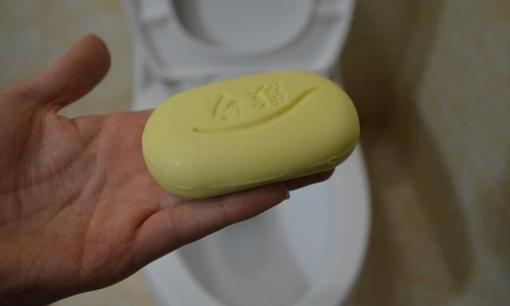 Việc cho một cục xà phòng vào bồn cầu có tác dụng rất lớn, giải quyết được một vấn đề lớn cho mọi gia đình!