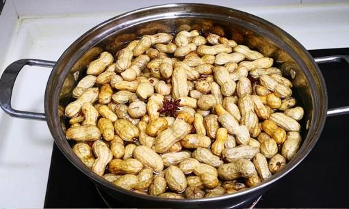 Khi luộc lạc, không nên luộc trực tiếp trong nước muối, Thêm 3 vị này vào thì lạc vừa thơm vừa siêu ngon