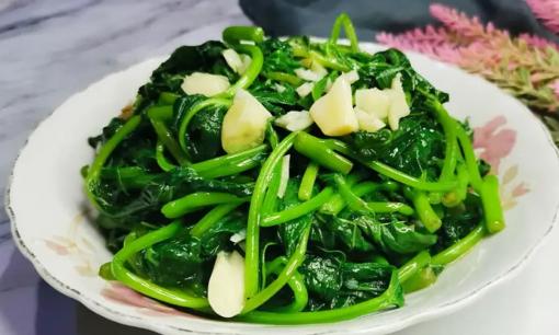 Một số người chần lá khoai lang, trong khi những người khác lại xào trực tiếp. Cả hai cách đều sai. Sau đây là cách làm đúng